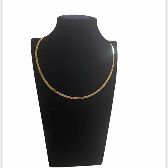 18 karat gold flat/herringbone chain 18”